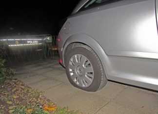 Insgesamt soll der Mann Reifen an fünf Autos zerstochen haben - unter anderem von diesem Opel. Foto: Polizei