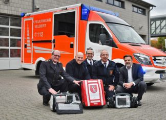 Dr. Arne Köster (Ärztlicher Leiter für den Rettungsdienst im Kreis Mettmann), Bürgermeister Dirk Lukrafka, Marcel Gramer (Rettungsdienstleiter in Velbert), Frank Kapuczinski (Leiter der Feuerwehr) und der erste Beigeordnete Gerno Böll vor dem neuen Rettungswagen. Foto: Mathias Kehren