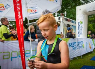 Auch die jungen Athleten freuen sich über Medaillen. Foto: Ingo Kutsche/ Stadtwerke Ratingen Triathlon