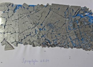 Diese Glasfragmente eines Lastwagen-Spiegels hat die Polizei am Unfallort gefunden. Foto: Polizei