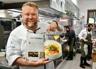 Wieder "Bestes Restaurant der Region" - Küchenchef Sascha Stemberg mit dem gerade erschienen Restaurantführer "EssBerichte". Foto: Mathias Kehren