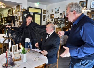 Heike Mietz als Grufti-Freundin und Armin Merta als Bestatter gaben, unterstützt von Regisseur Heinz-Gerd Küster, eine kleine Kostprobe aus dem Stück zum Besten. Foto: Mathias Kehren