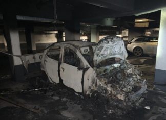 Das Auto brannte in der Tiefgarage vollständig aus. Foto: Feuerwehr