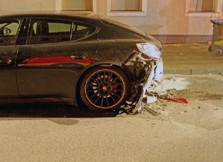 Der Porsche panamera wurde im Heckbereich stark beschädigt. Foto: Polizei