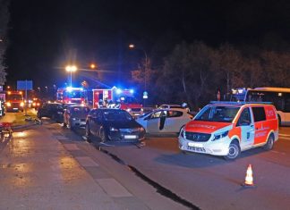 Insgesamt fünf Autos waren an dem Unfall auf der Berghausener Straße in Langenfeld beteiligt. Foto: Polizei