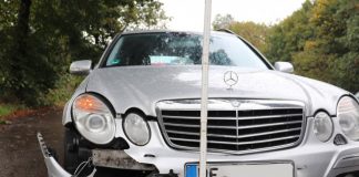 Der Mercedes wurde im Frontbereich stark beschädigt. Foto: Polizei