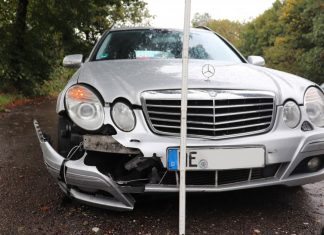 Der Mercedes wurde im Frontbereich stark beschädigt. Foto: Polizei