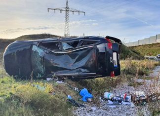 Neben der Autobahn endete diese Fahrt mit einem Überschlag. Foto: Feuerwehr Velbert