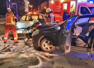 Die beiden Autos sind im Kreuzungsbereich frontal zusammen gestoßen. Foto: Feuerwehr Velbert