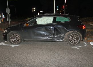 Der VW Scirocco wurde durch den Zusamenstoß auf der Fahrerseite stark beschädigt. Foto: Polizei