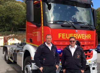 Das Leitungs-Duo aus Sven Salomon und Guido Großmann freut sich über das neue Wechselladerfahrzeug. Foto: Feuerwehr