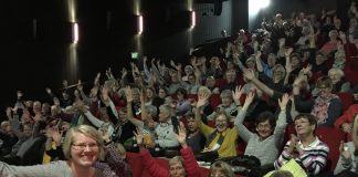 Im Anschluss an Film, Kaffee und Kuchen: Henriette Muhr und die Kinobesucher freuen sich über die Urkunde. Foto: Weltspiegel