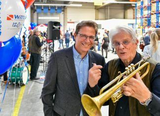 Geschäftsführer Rainer Gölz und sein Vater Gerhard, der das Fest musikalisch, als Trompeter bei den City-Stompers, unterstützt hat. Foto: Mathias Kehren