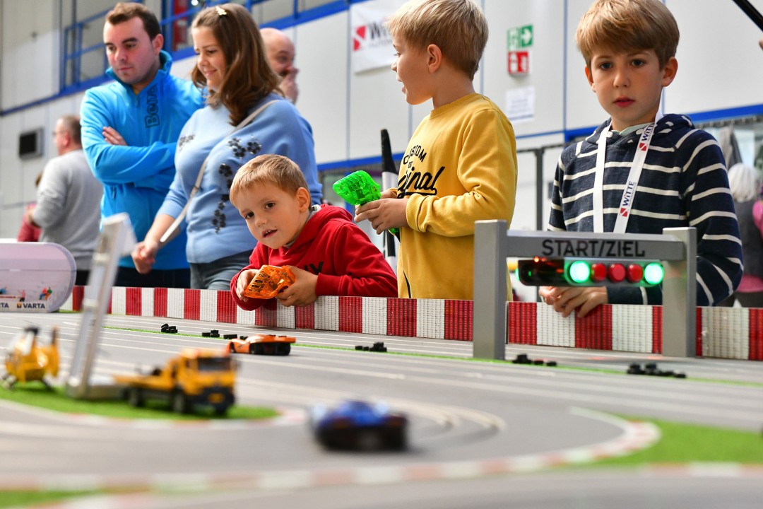 Beim Familienfest des Automobilzulieferers durfte eine Autorennbahn nicht fehlen. Foto: Mathias Kehren