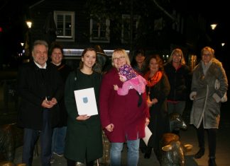 Bürgermeister Thomas Dinkelmann überreichte Silvia Lutz (3. v. l.) die Urkunde für das am schönsten dekorierte Schaufenster während des "Herbstzaubers". Janine Kruska mit Töchterchen Greta (Mitte) freute sich über einen Einkaufsgutschein im Wert von 100 Euro. Die Geschäftsfrauen Cora Fuchs (2. v. l.), Michaela Chironi (4. v. r.), Gabriela Schäfer (3. v. r.), Astrid Fredrich-Winzen (2. v. r.) und Martina Michalke (r.) gratulierten den Gewinnerinnen. Foto: Kreisstadt Mettmann