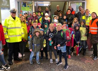 In Heiligenhaus gab es trotz Regens eine rege Teilnahme an der Aktion "Zu Fuß zur Schule". Foto: privat