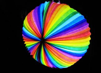 Eine Laterne leuchtet in der Dunkelheit. Foto: pixabay/symbolbild
