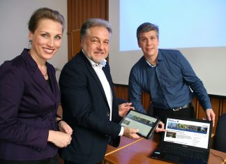 Bürgermeister Thomas Dinkelmann und Christian Barra, der die neue Homepage der Stadtverwaltung entworfen, gestaltet und umgesetzt hat, sowie Sandra Balcke, Bürgerbeteiligung, stellten gestern Medienvertretern den neuen Internet-Auftritt der Stadt vor. Foto: Kreisstadt Mettmann