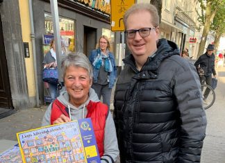 Lions-Präsident Alexander Rebs freut sich darüber, dass die Ratinger sich über den Kalender freuen. Foto: Lions Club