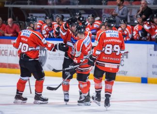 Die Ice Aliens wollen auch nach dem Spiel gegen die Kobras jubeln. Foto: Ronny Rehbein