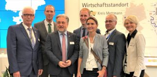 Landrat Thomas Hendele, Staatssekretär Dr. Jan Heinisch vom Ministerium für Heimat, Kommunales, Bau und Gleichstellung des Landes Nordrhein-Westfalen, der Mettmanner Bürgermeister Thomas Dinkelmann, der Monheimer Bürgermeister Daniel Zimmermann, die Haaner Bürgermeisterin Dr Bettina Warnecke, der Langenfelder Bürgermeister Frank Schneider und die Wülfrather Bürgermeisterin Dr. Claudia Panke. Foto: Kreis ME
