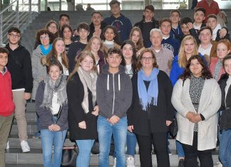 Die Gesamtschüler mit Kerstin Griese beim Gruppenfoto. Foto: Büro Griese