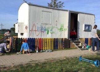 Kinder bemalen den Zaun am Spielmobil. Archivfoto: Kreisstadt Mettmann