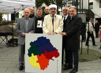 Zeichen gegen Ausgrenzung: "Erst durch Begegnung lernt man sich kennen", sagt Bürgermeister Thomas Dinkelmann (r.). Foto: Kreisstadt Mettmann