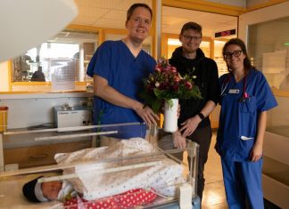 Stephan Ganz, leitender Oberarzt der Klinik für Frauenheilkunde und Geburtshilfe, der glückliche Vater des Kindes und Dr. Ina Kirchberg, Assistenzärztin der Klinik für Kinder- und Jugendmedizin am Helios Klinikum Niederberg. Foto: Helios
