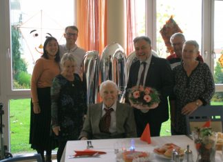 Im Kreise seiner Familie feiert Heinrich Syring seinen 100. Geburtstag - zu Gast waren auch der Bürgermeister Thomas Dinkelmann (3. v. r.) und die stellvertretende Landrätin Elke Thiele (2. v. l.). Foto: Kreisstadt Mettmann