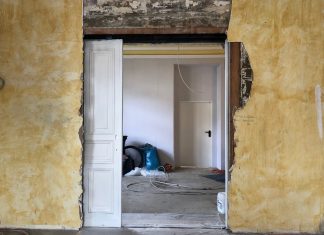 Bei den Bauarbeiten wurde in der Villa Herminghaus diese Tür entdeckt. (Foto: Stadt Velbert/Dr. Yvonne Gönster)