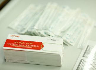 Mit einem Wattestäbchen wird potenziellen Spendern eine Speicheprobe entnommen. Foto: DKMS