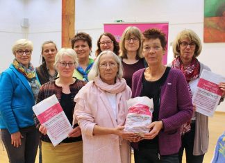 Sabine Reucher, Gleichstellungsbeauftragte der Stadt Velbert (3. v.r.), Annegret Pollmann, Gleichstellungsbeauftragte der Stadt Erkrath (2. v.r.) und die weiteren Gleichstellungsbeauftragten der Städte und des Kreises Mettmann rufen gemeinsam zur Aktion „Gewalt kommt nicht in die Tüte“ auf. Foto: Stadt Erkrath/Maria Steinmetz