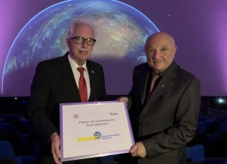 Landrat Thomas Hendele und Vereinsvorsitzender Dr. Peter Richter bei der Übergabe der Urkunde. Foto: Kreis ME