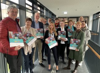 Schuldezernentin Ulrike Haase (2.v.l.) und das Team der Bildungskoordination übergaben jetzt die ersten Ordner an Vertreter der Kommunalen Schulträger im Kreis, Sprecher der weiterführenden Schulen sowie Vertreter der IHK, der Handwerkskammer und der Arbeitsagentur. Foto: Kreis ME