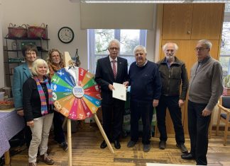 Landrat Thomas Hendele (Mitte) mit den Stiftungsfunktionären (v.l.) Reante Späth (Fördervereinsvorsitzende), Ute Bartz (ehrenamtliche Mitarbeiterin, Fördervereinsmitglied), Karin Blomenkamp (Leiterin des Naturschutzzentrums), der Stiftungsvorstand mit Wilfried Schmidt (Vorsitzender), Prof. Dr. Klaus Lunau und Klaus Bauer. Foto: Kreis ME