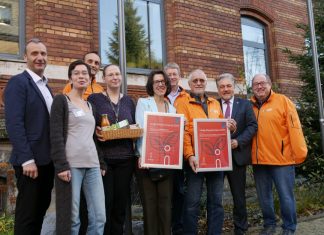 Die Sieger des innogy Klimaschutzpreises freuen sich über die Urkunden und Siegprämien. Foto: Innogy