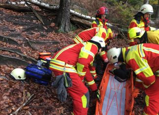 Die Retter bereiten eine spezielle Trage vor, um den Verletzten zu bergen. Foto: Feuerwehr Heiligenhaus