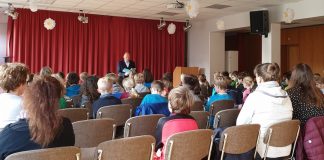 Peter Beyer liest Viertklässlern der Wilhelm-Busch-Schule Ratingen eine Geschichte über Mutproben vor. Foto: Büro Peter Beyer MdB