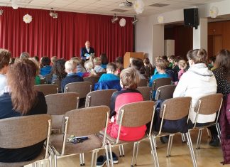 Peter Beyer liest Viertklässlern der Wilhelm-Busch-Schule Ratingen eine Geschichte über Mutproben vor. Foto: Büro Peter Beyer MdB