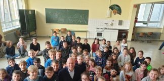 Bundestagsabgeordneter Peter Beyer inmitten der Lindenschüler. Foto: Schule