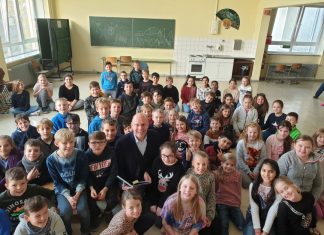 Bundestagsabgeordneter Peter Beyer inmitten der Lindenschüler. Foto: Schule