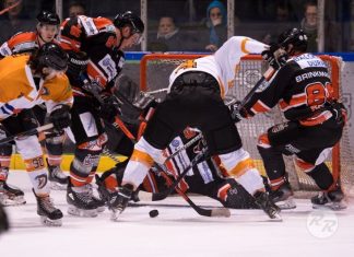 Die Ratinger Ice Aliens haben sich gegen die Kobras aus Dinslaken durchgesetzt. Foto: Ronny Rehbein