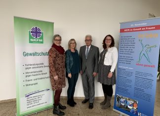 Eva-Maria Düring, Lilo Löffler vom SKFM Mettmann, Landrat Thomas Hendele und Gertje Jeschke, Gleichstellungsbeauftragte des Kreises Mettmann. Foto: Kreis ME