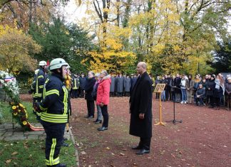 Bürgervereins-Vorsitzender Gregor Neumann, Pascal Huon und Josiane Derouet aus der Partnerstadt Laval sowie Bürgermeister Thomas Dinkelmann (v. r.) bei der Gedenkfeier am Denkmal Wilhelmshöhe. Foto: Kreisstadt Mettmann