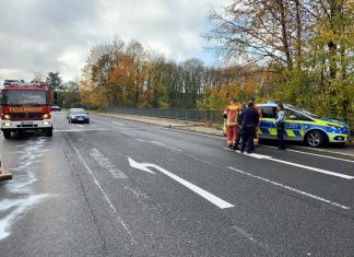 An der Ausfahrt Tönisheide der A535 begann die Ölspur, die bis zum Dom-Parkplatz in Neviges reichte. Foto: Feuerwehr