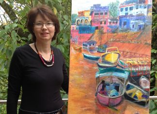 Alice Lohr vor ihrem neuesten Bild "Ganges". Foto: Privat