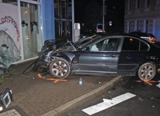 Durch den Aufprall schleuderte der BMW in die Fassede eines Ladenlokals. Foto: Polizei