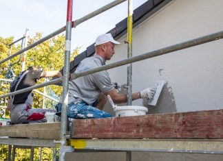 Putzarbeiten nach Wärmedämmung. Fotorechte: EnergieAgentur.NRW