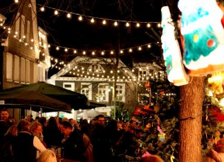 Der 48. Blotschenmarkt in Mettmann läuft: Bis zum 15. Dezember herrscht weihnachtliche Stimmung auf dem historischen Markt rund um die Kirche St. Lambertus. Foto: André Volkmann